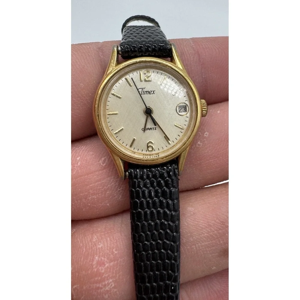 Vtg Timex Small‎ Women's Gold Buckle Alligator Band Analog Watch Date Just